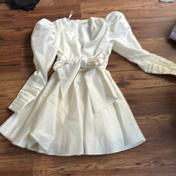 White dress - Picture 5 of 7